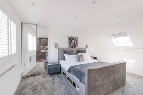 77 Henniker Gardens, London, E6 3HT