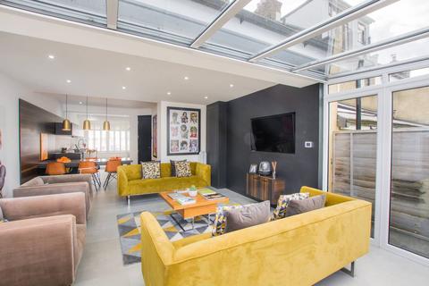 77 Henniker Gardens, London, E6 3HT