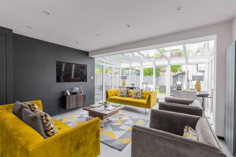 77 Henniker Gardens, London, E6 3HT