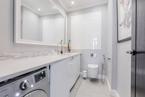 77 Henniker Gardens, London, E6 3HT