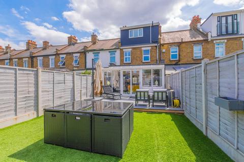 77 Henniker Gardens, London, E6 3HT