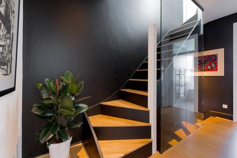 77 Henniker Gardens, London, E6 3HT