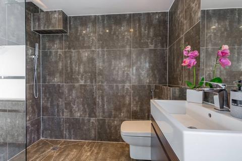 77 Henniker Gardens, London, E6 3HT