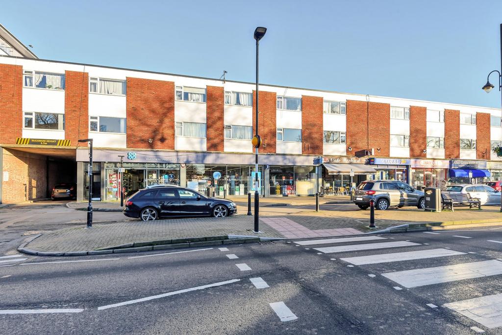 Thurlestone Parade, High Street, Shepperton, TW17 2 bed flat £995 pcm