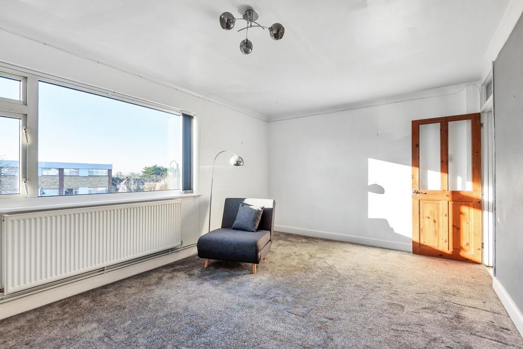 Thurlestone Parade, High Street, Shepperton, TW17 2 bed flat £995 pcm