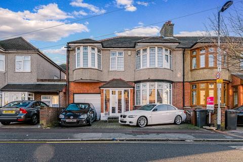 4 bedroom end of terrace house for sale - Westrow Drive, Barking