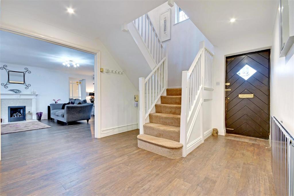 Trotwood Close, Shenfield, Brentwood 4 bed detached house £1,225,000