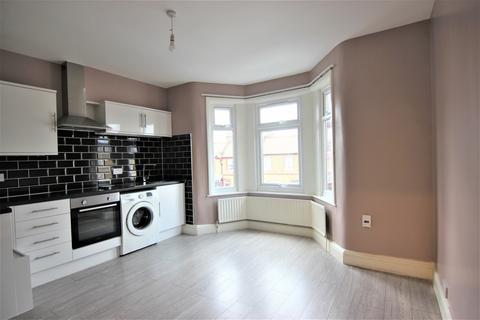 2 bedroom maisonette to rent, Lordship Lane, London, N17