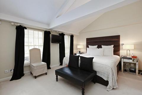 2 bedroom apartment to rent, Roberts Mews, London SW1X