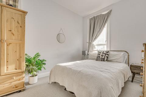 1 bedroom flat to rent, Thurleigh Road, London