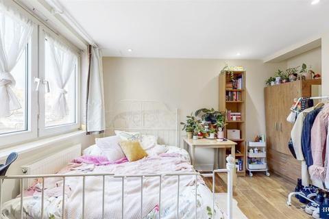 3 bedroom flat for sale - Bayham Street, London, NW1 0JU