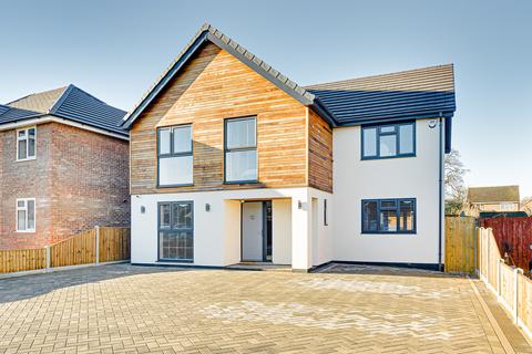 7 Buckingham Road, Hockley, SS5 4UE