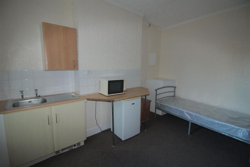 Marine Parade East, ClactononSea House share £325 pcm (£75 pw)