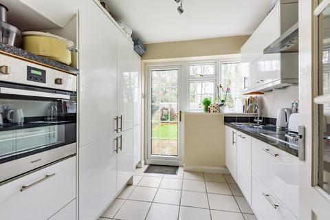 16 Blenheim Close, West Byfleet, KT14 6ER