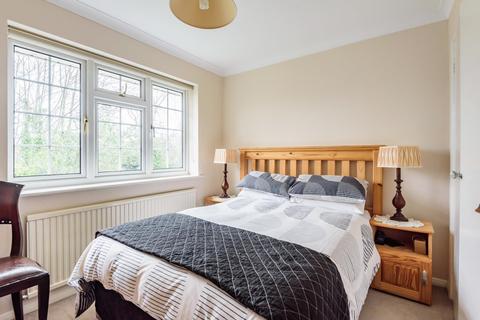 16 Blenheim Close, West Byfleet, KT14 6ER