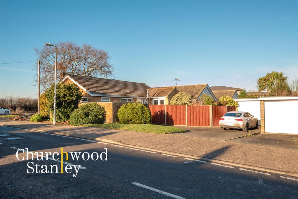Thorpe Road, ClactononSea, Essex, CO15 2 bed bungalow £985 pcm (£