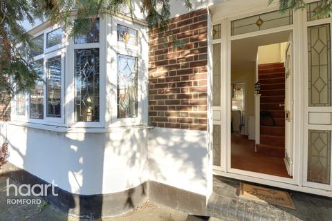 367 Dagenham Road, Romford, RM7 0XX