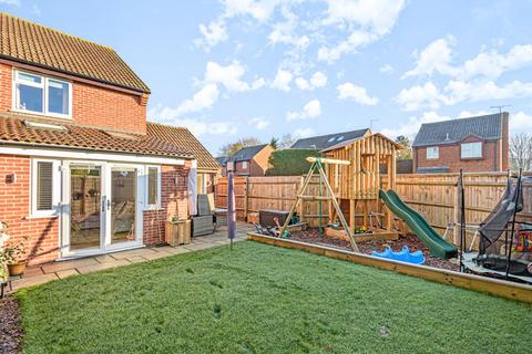 1 Cropper Close, Thatcham, RG19 4WE