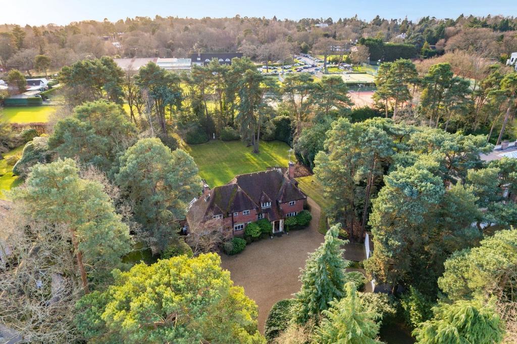 East Road, St Hill, Weybridge, KT13 5 bed detached house £