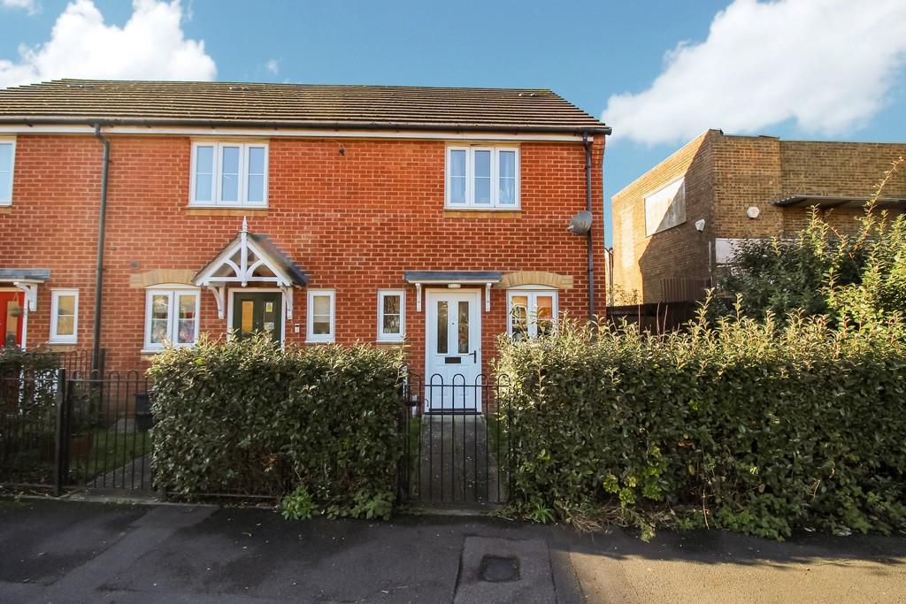 Horsham Road, Park South, Swindon 2 bed end of terrace house £875 pcm