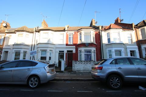 3 bedroom flat to rent, Beaconsfield Road, London, NW10