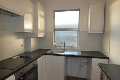 2 bedroom apartment to rent, Manor Road, Bounds Green N22