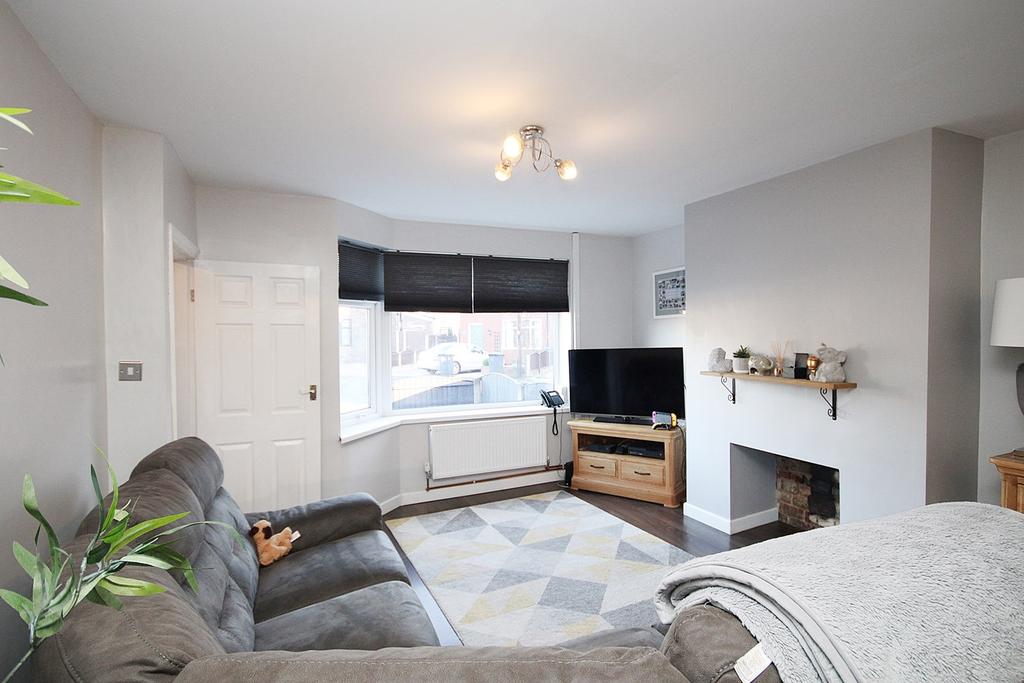 Grange Drive, Penketh, Warrington, WA5 3 bed semidetached house £260,000