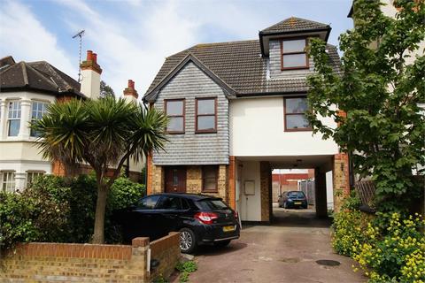 2 bedroom detached house to rent - Whitefriars Crescent, Westcliff on Sea, SS0