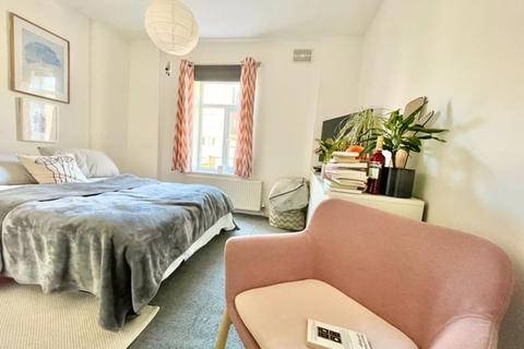 2 bedroom flat to rent - Montpelier Road, London