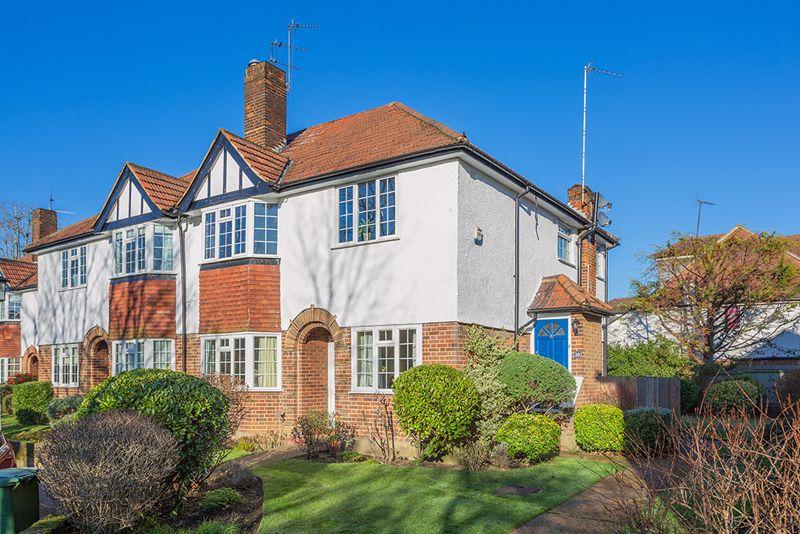 Ditton Lawn, Thames Ditton, KT7 2 bed apartment - £425,000