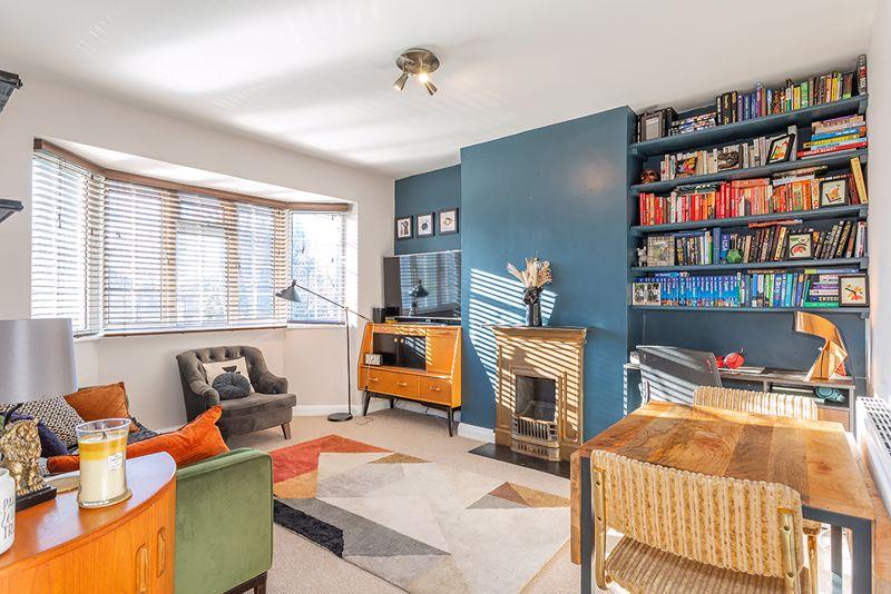 Ditton Lawn, Thames Ditton, KT7 2 bed apartment £425,000