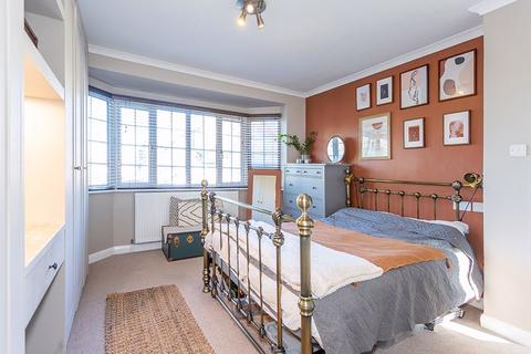 16 Ditton Lawn, Thames Ditton, KT7 0EN