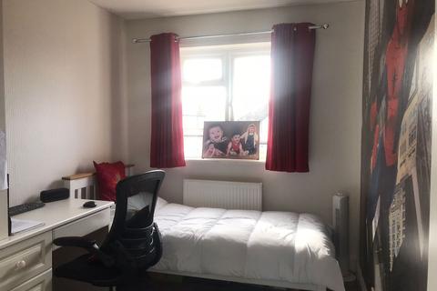 4 bedroom house share to rent - Double Room to Rent in Shared House, Foresters Drive, Wallington. Female vegetarian Only