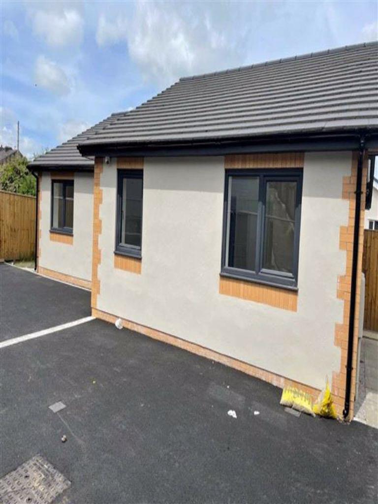 Clement Street, Accrington 2 bed semidetached bungalow £525 pcm (£