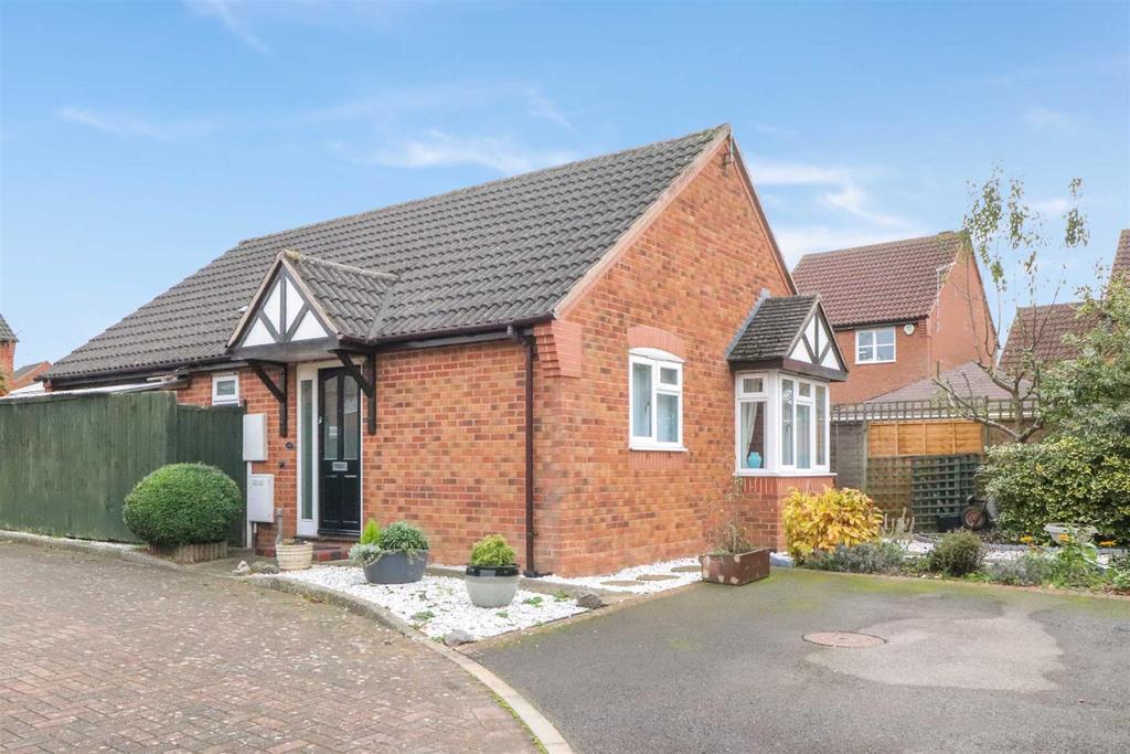 Montgomery Road, Whitnash, Leamington Spa 2 bed detached bungalow £