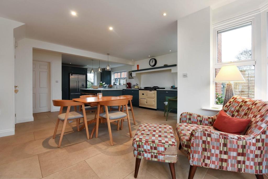 Open Plan Kitchen Living & Family Area