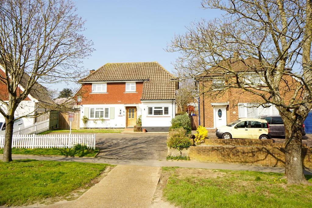 Ironlatch Avenue, St Leonards 4 bed detached house £460,000