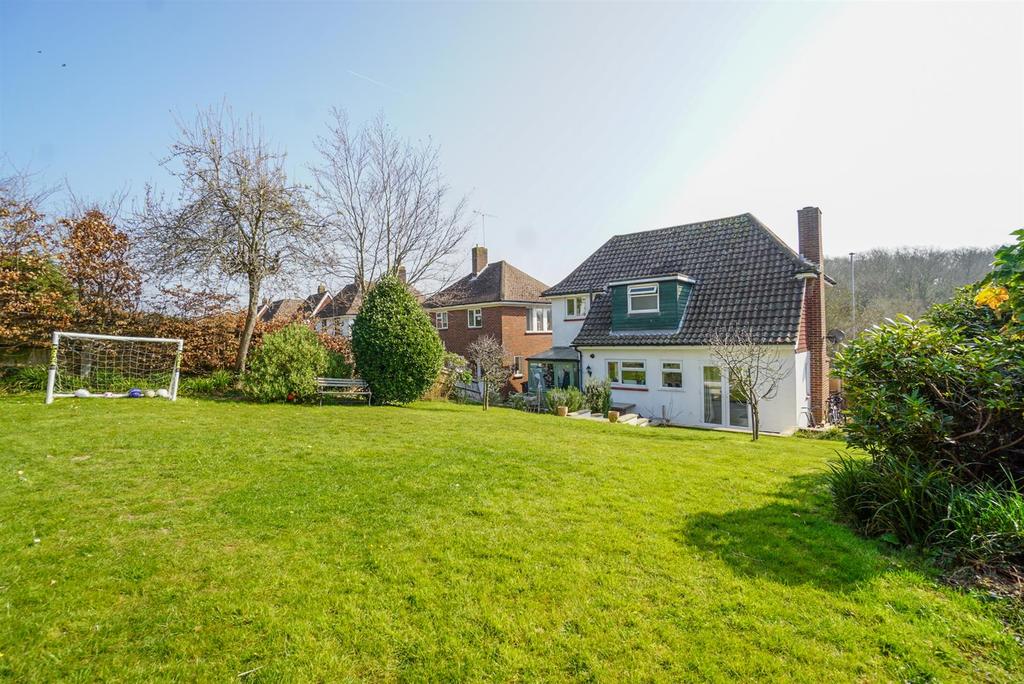Ironlatch Avenue, St Leonards 4 bed detached house £460,000