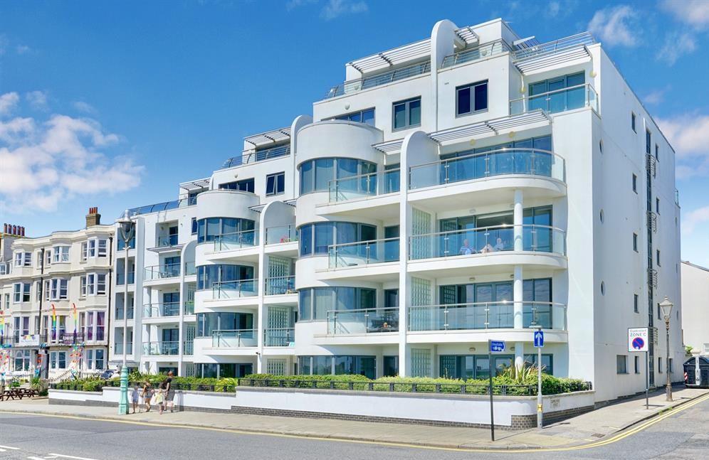 The Van Alen Building, Marine Parade... 3 bed flat £3,500 pcm (£808 pw)