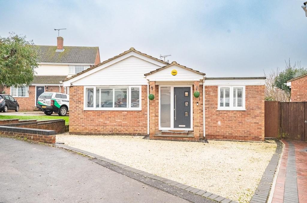 Woodview Road, Dunmow 4 bed detached bungalow £500,000