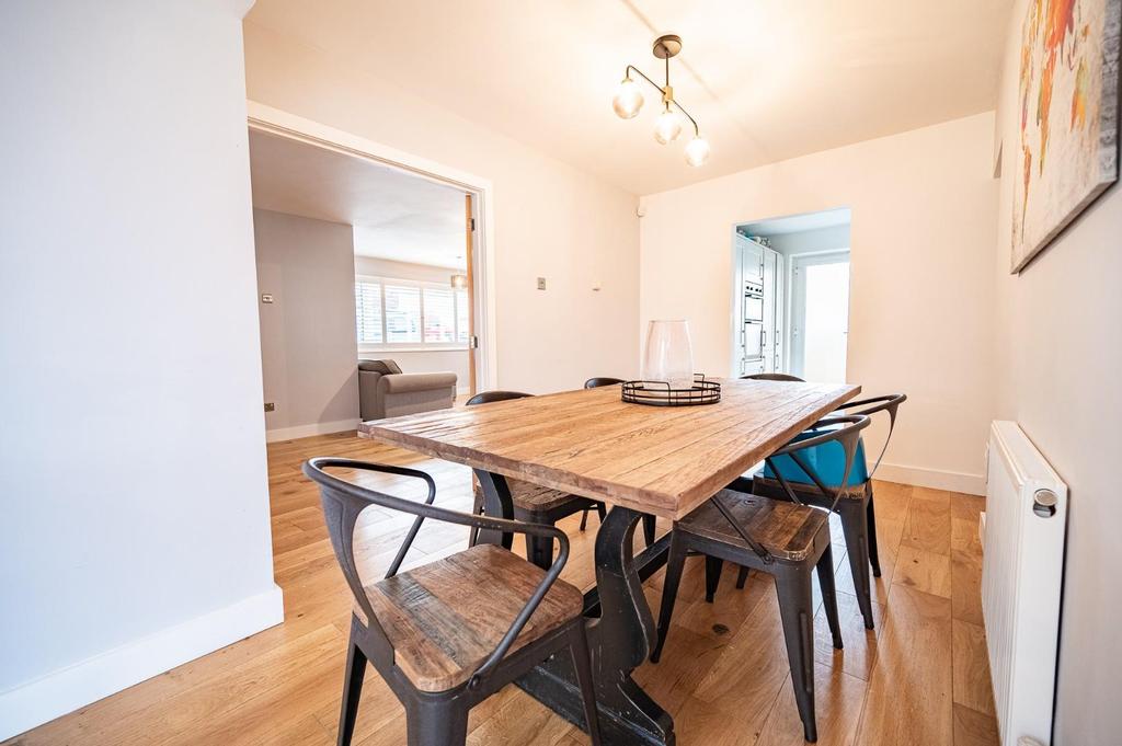 Woodview Road, Dunmow 4 bed detached bungalow £500,000