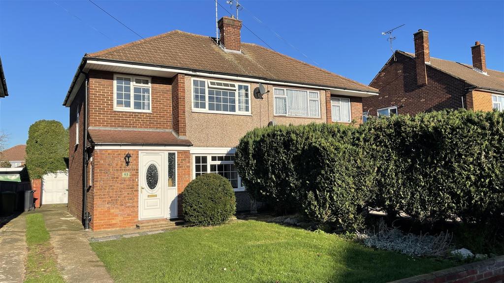 Roundmoor Drive, Central Cheshunt 3 bed semidetached house £495,000