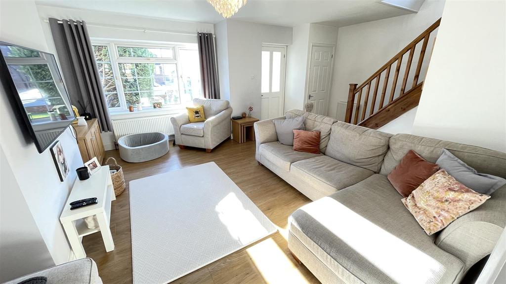 Roundmoor Drive, Central Cheshunt 3 bed semidetached house £495,000