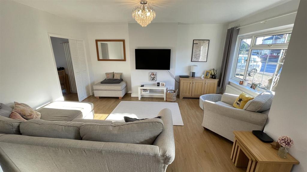 Roundmoor Drive, Central Cheshunt 3 bed semidetached house £495,000