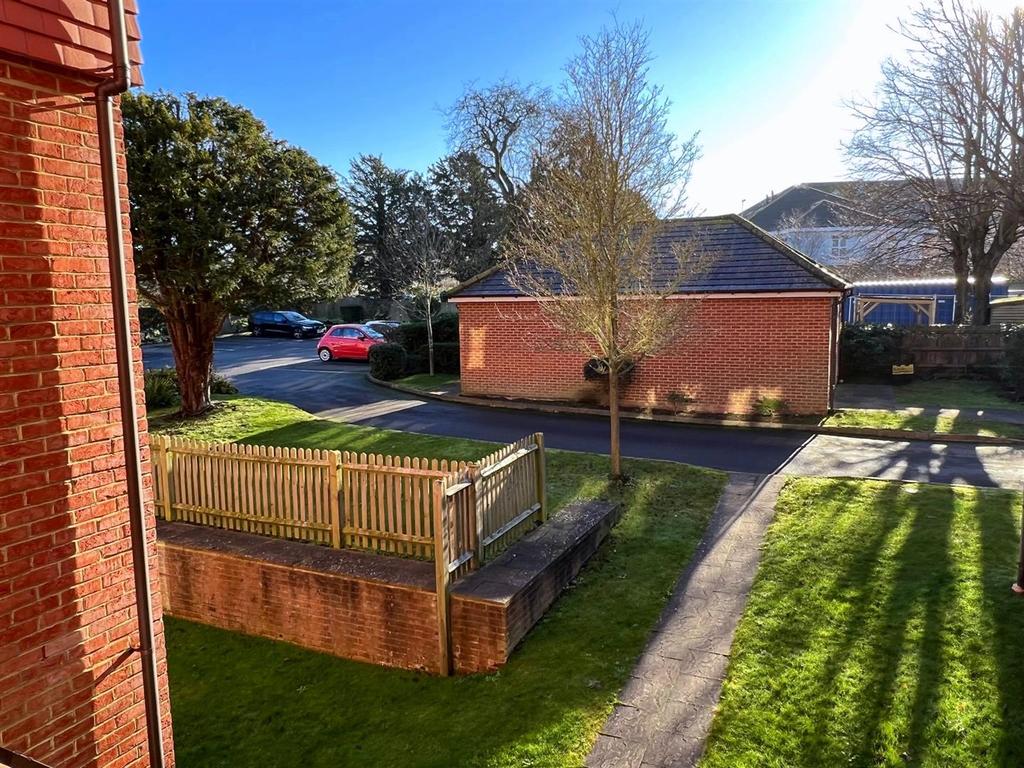 26 Bedfordwell Road, Eastbourne 2 bed flat £235,000