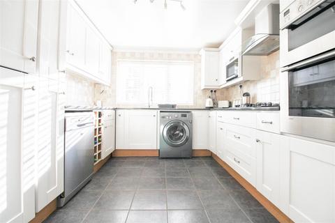 99 Avery Way, Allhallows, Rochester, ME3 9QW