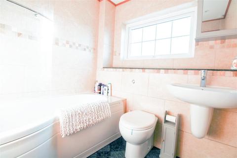 99 Avery Way, Allhallows, Rochester, ME3 9QW