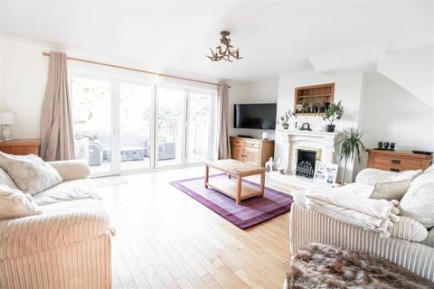 99 Avery Way, Allhallows, Rochester, ME3 9QW