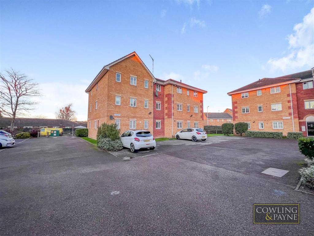 Browning Drive, Wickford 2 bed flat £250,000