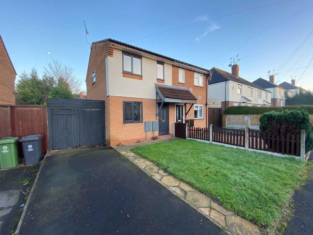54, Woodhill Drive, Wombourne... 2 bed semidetached house £750 pcm (£173 pw)